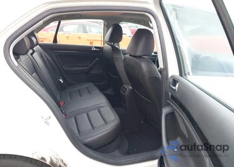 2010 Volkswagen Jetta Wolfsburg Edition z USA, uszkodzony, nr VIN 3VWRA7AJ7AM095835